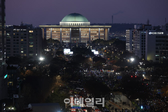 윤석열 대통령 탄핵 표결로 여의도 밝히는 국회                                                                                                                                                      