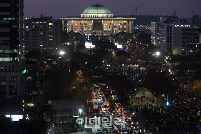 탄핵 표결로 여의도 밝히는 국회의사당                                                                                                                                                              