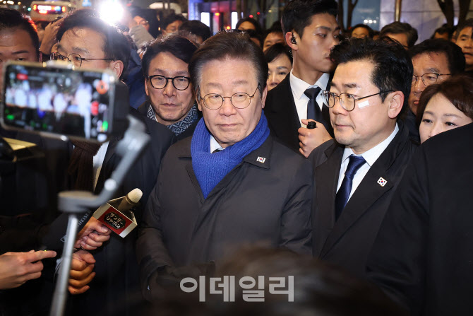 민주 “제2 계엄 가능성에 대비…의원들 해외 출국 금지”