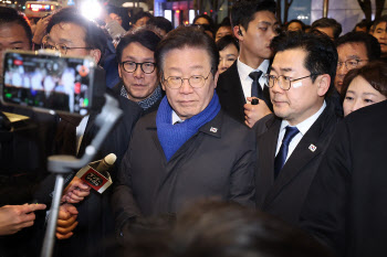 민주 “제2 계엄 가능성에 대비…의원들 해외 출국 금지”