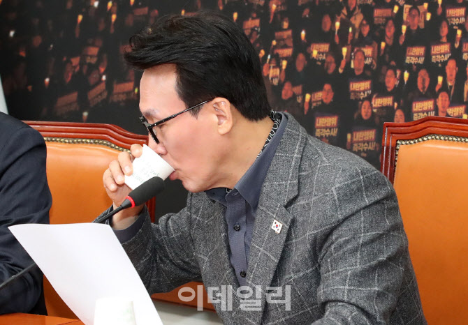 목 축이는 김민석 최고위원                                                                                                                                                                         