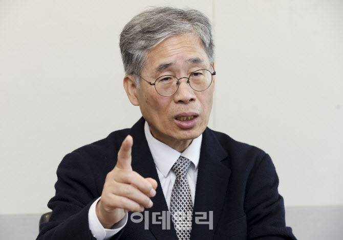 헌법학자 신평 "탄핵 논의 너무 성급…4가지 쟁점 간과"