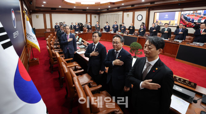 국기에 대한 경례하는 한덕수 국무총리와 국무위원들                                                                                                                                                 