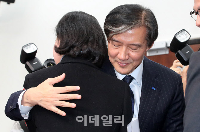 의원들과 인사 나누는 조국                                                                                                                                                                         