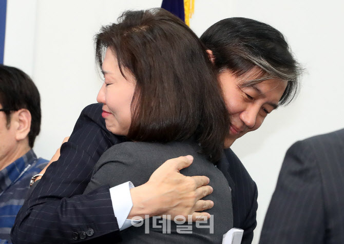 의원들과 인사 나누는 조국 전 대표                                                                                                                                                                 