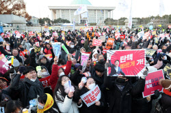 [포토]윤석열 대통령 탄핵소추안 가결, 환호하는 시민들                                                                                                                                                    