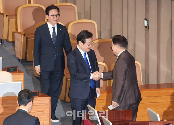 대통령(윤석열) 탄핵소추안, '악수하는 우원식-이재명'                                                                                                                                     