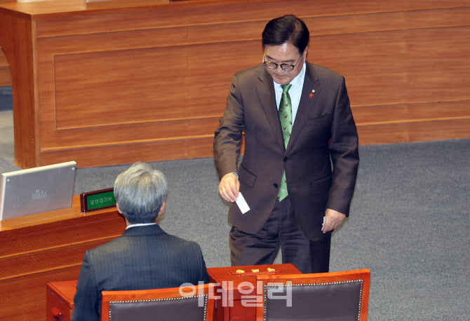 대통령(윤석열) 탄핵소추안, '투표하는 우원식 국회의장'                                                                                                                                   