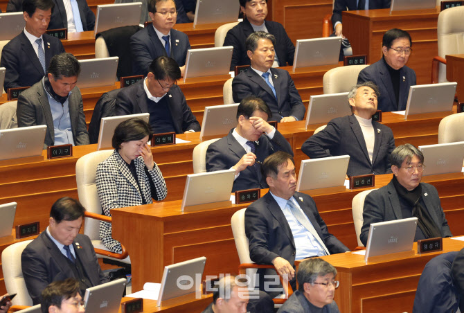 대통령(윤석열) 탄핵소추안 가결, '감격하는 더불어민주당 의원들'                                                                                                                          