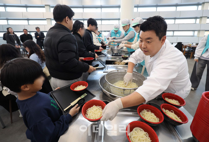 [포토]정호영 셰프, 우동 맛있게 드세요~