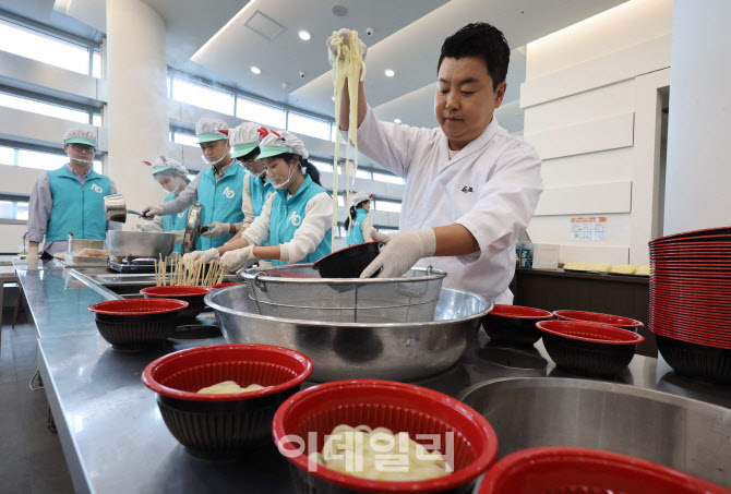 [포토]우동 담는 정호영 셰프