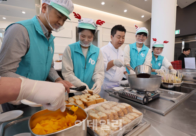 [포토]우동과 유부초밥 만드는 정호영과 에어서울 직원들