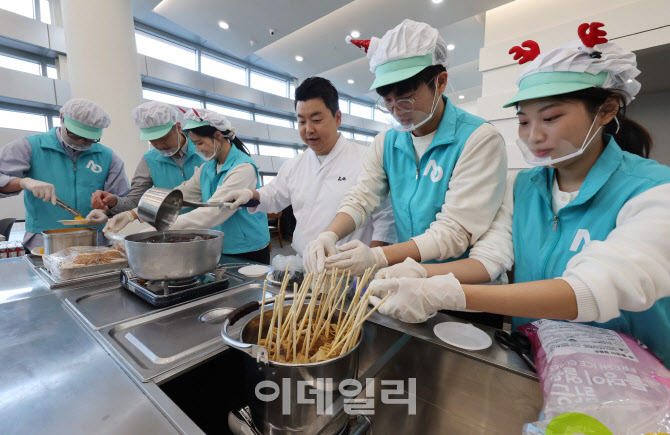 [포토]에어서울X정호영 셰프 우동 나눔 행사