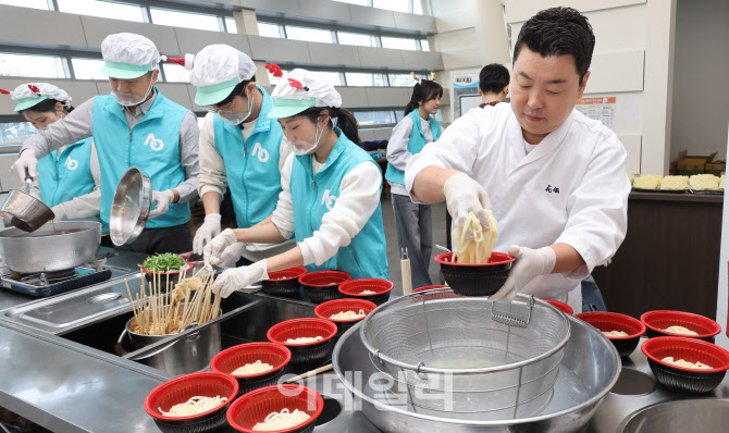 [포토]에어서울, 정호영 셰프와 손 잡고 우동 나눔