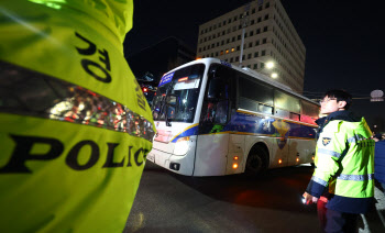 “처벌받으면 어쩌지”…`계엄사태` 후폭풍에 몸 사리는 경찰들