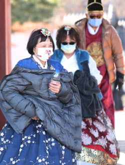 [포토]한복과 패딩을 같이 입은 관광객                                                                                                                                                                    