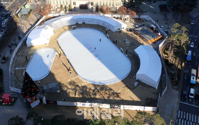 서울광장 스케이트장 마무리 공사 한창                                                                                                                                                              