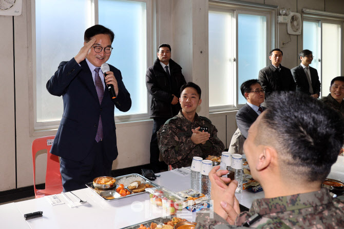 우원식 국회의장, '최전방 군 장병들과 함께 식사'                                                                                                                                         