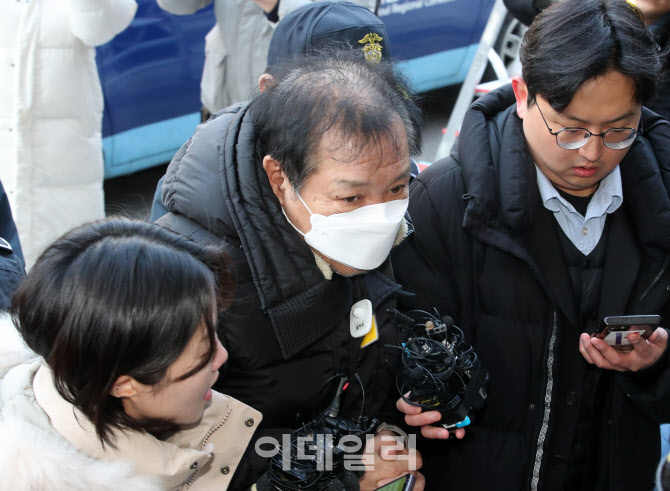 `건진법사` 영장심사 출석…尹 부부 관계 질문에 `침묵`                                                                                                                                              