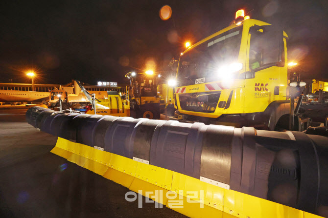 폭설 대비 제설훈련 진행중인 제주공항                                                                                                                                                              