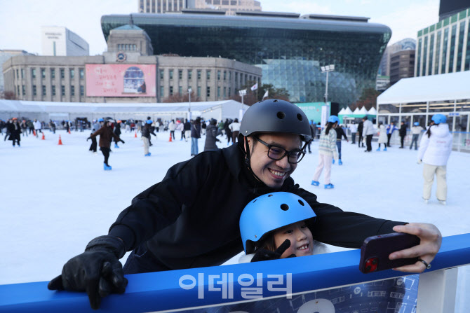 '서울광장 스케이트장 좋아요'                                                                                                                                                            