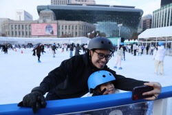 [포토]'서울광장 스케이트장 좋아요'                                                                                                                                                            