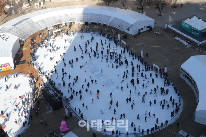 스케이트장을 가득 메운 시민들                                                                                                                                                                     