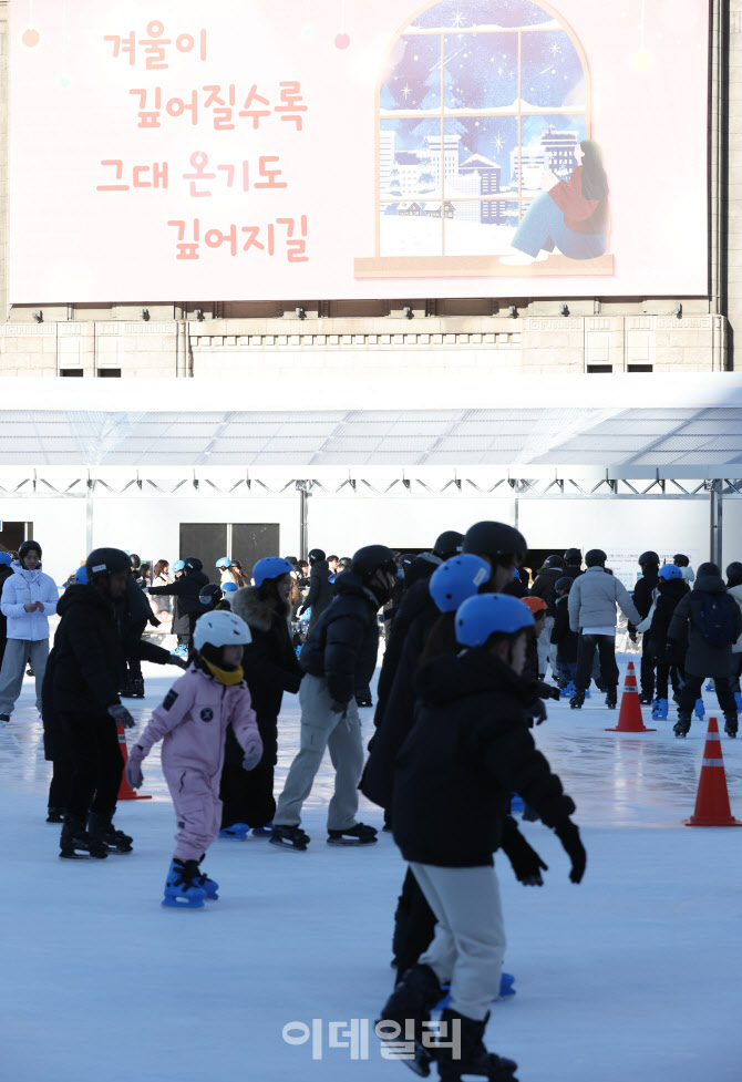 스케이트 타는 시민들                                                                                                                                                                              