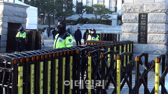 헌재 "윤석열 대통령 탄핵 서류 받은 걸로 간주"…예정대로 27일 첫 탄핵 재판                                                                                                               