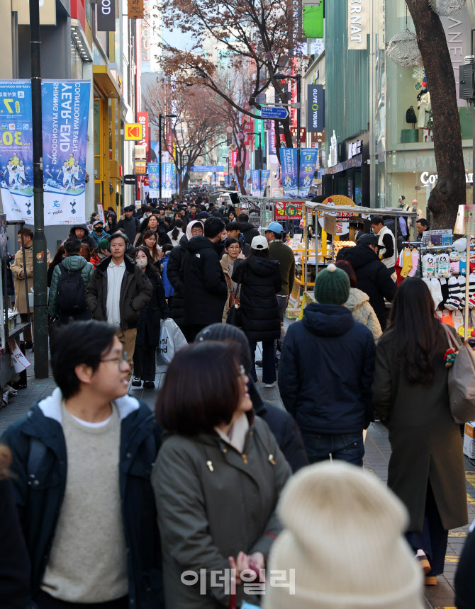 크리스마스 분위기 물씬 나는 명동거리                                                                                                                                                              