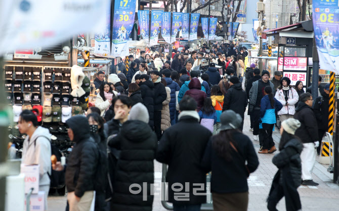 크리스마스 이브, 인파로 북적이는 명동거리                                                                                                                                                         