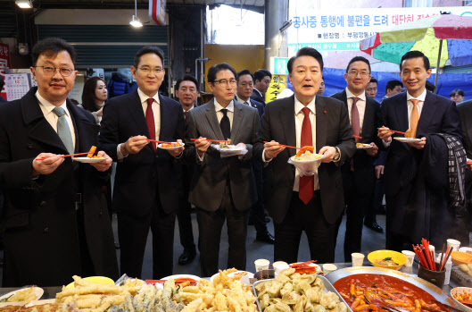 &apos;떡볶이 먹방&apos; 핫플도 尹가렸다.. 기업총수만 남아