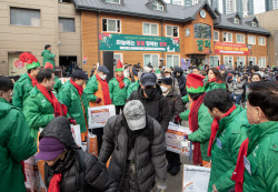 [포토]37번째 거리 성탄예배 열려 방한복·도시락으로 사랑 나눔                                                                                                                                            