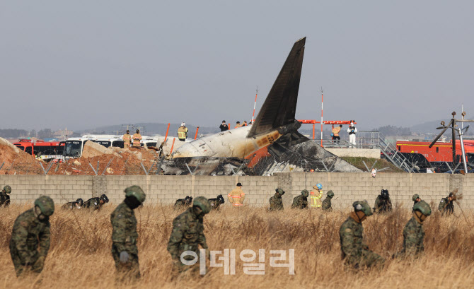 '무안국제공항 사고 현장 수습'                                                                                                                                                           