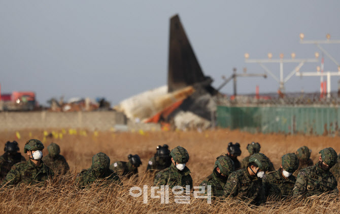 무안공항 여객기 활주로 이탈사고, '사고현장 수색하는 군 장병들'                                                                                                                          