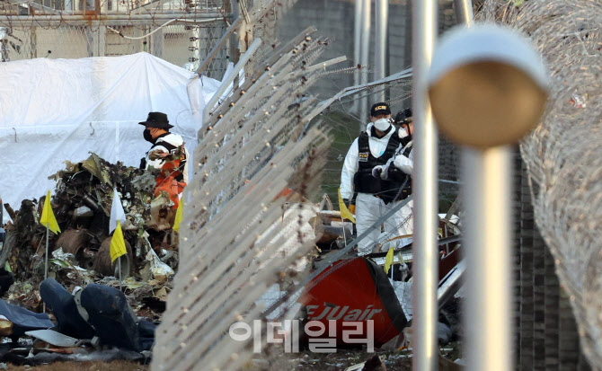 무안공항 여객기 사고, '현장 확인하는 소방 당국'                                                                                                                                         