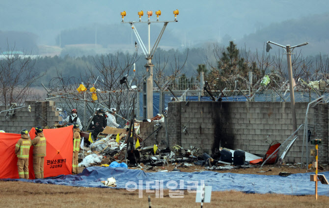 무안공항 여객기 사고, '흩어진 여객기 파편'                                                                                                                                              