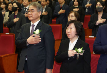 조한창·정계선 재판관 취임…헌재 '8인 체제' 본격 가동