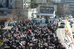 [포토]윤석열 대통령 관저 앞 보수단체 회원들                                                                                                                                                             