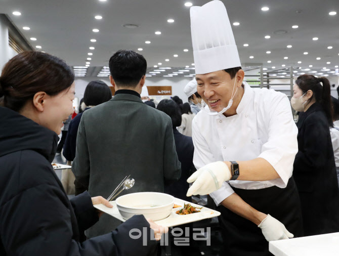  신년 떡국 배식하는 오세훈 시장                                                                                                                                                                   