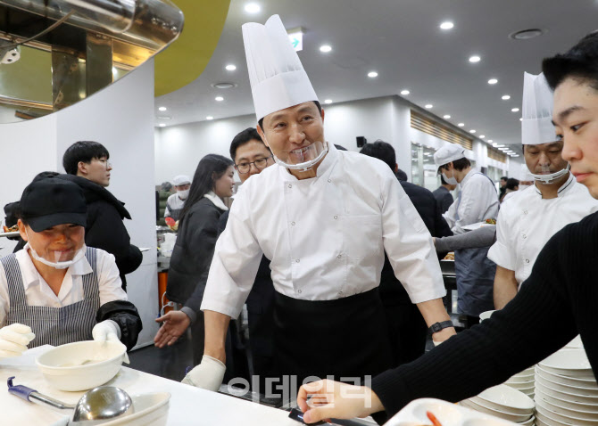  떡국 배식으로 직원 격려하는 오세훈 시장                                                                                                                                                          