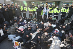 尹, 김 여사와 울고 있을 것...편지 후 관저 앞 '육탄 방어'