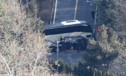 "개 산책시키는 사람 누구?"…관저뷰 찍은 언론사·유튜버 고발당해