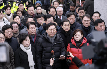 尹관저 앞에 모인 국민의힘 “불법적 체포영장 무효…결단코 막을 것”(종합)