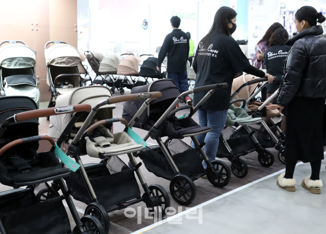  베이비 용품 전시 판매                                                                                                                                                                            