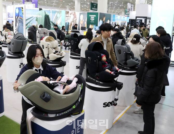  카시트 살펴보는 소비자                                                                                                                                                                           