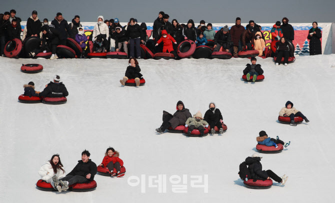 '눈썰매 타기 좋은 날'                                                                                                                                                                   