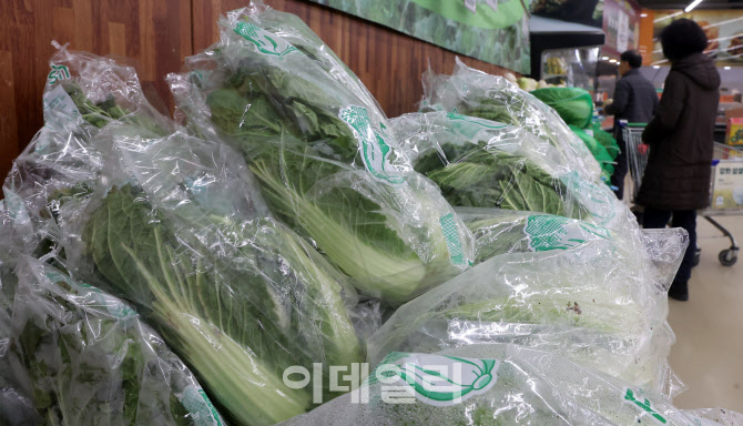 설 앞두고 치솟는 과일·채소값                                                                                                                                                                     