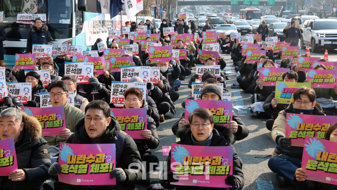 한남동 대통령 관저 앞에 모인 탄핵찬성 집회                                                                                                                                                        
