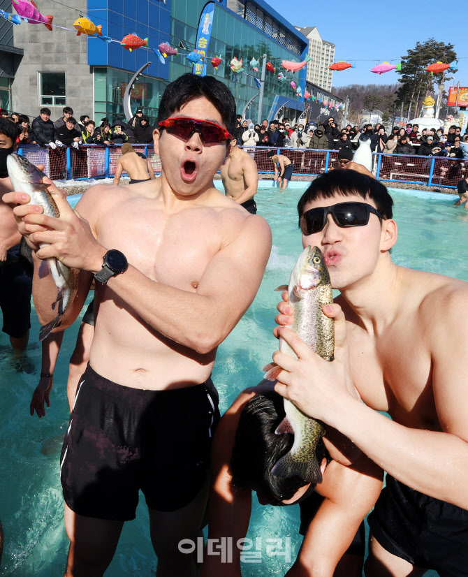  맨손송어잡기 체험                                                                                                                                                                                